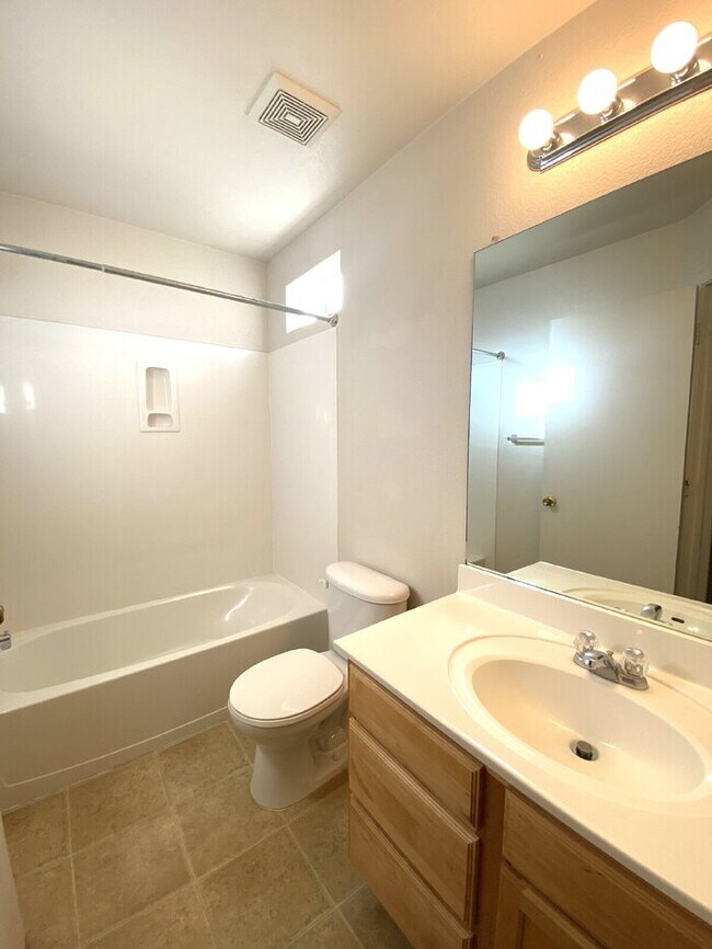 Building Photo - GATED COMMUNITY - 3 Bedroom w/Loft