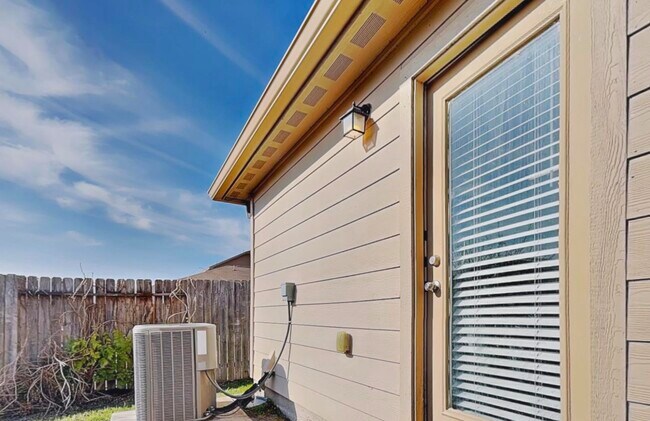 Building Photo - ADORABLE HOME