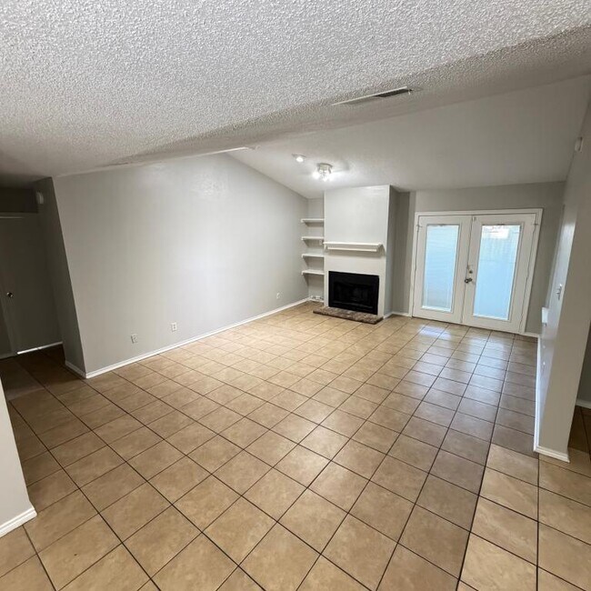 Building Photo - 2640 Glenmore Dr