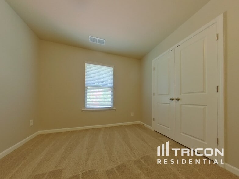 Building Photo - 3303 Lowland Dr