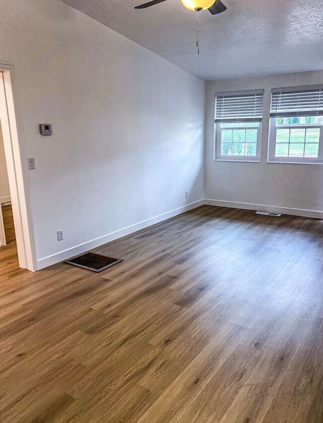 Building Photo - 2 BEDROOM CONDO AVAILABLE FOR RENT!
