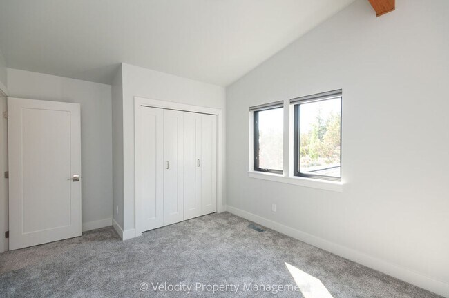 Building Photo - Stunning Home in Eagle Crest Resort Commun...