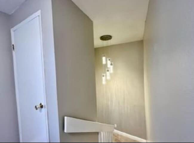 Building Photo - Pet friendly, upgraded and spacious 5 bedr...