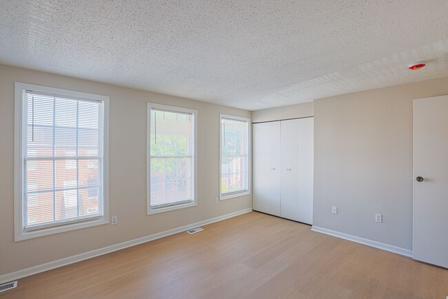 Building Photo - JUST RENOVATED Huge 3 bedroom 3 bathroom t...