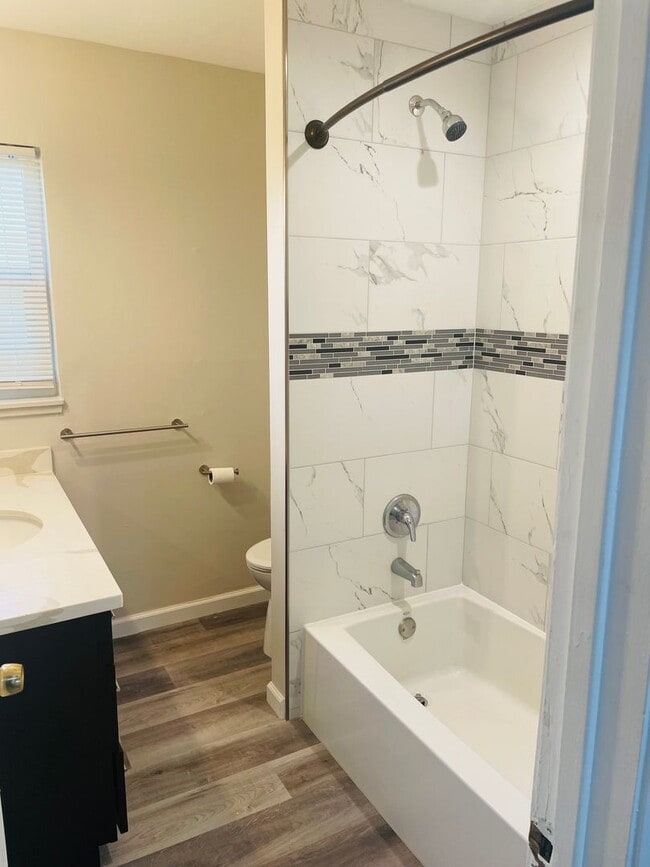 Building Photo - Renovated 2bed/1bath Duplex