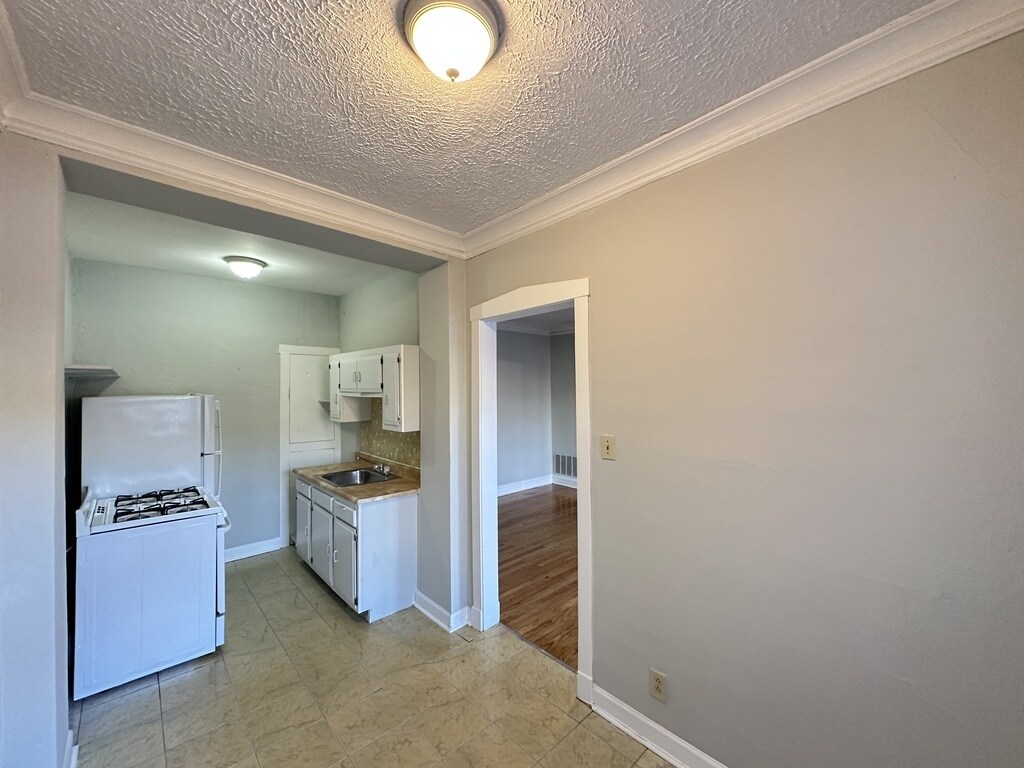 Building Photo - 2249 W Wilson Ave