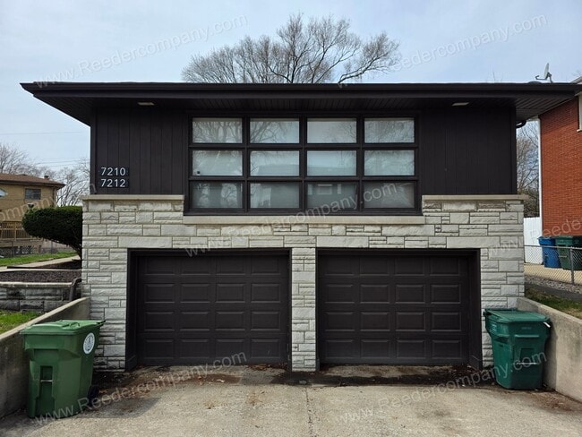 Building Photo - Spacious and updated 2 bedroom 1 bathroom Duplex