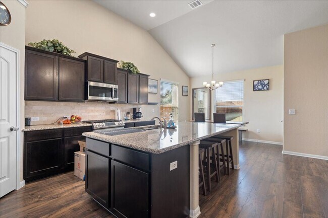 Building Photo - Spectacular 4 Bedroom, 3.5 Bath, Corner Lo...
