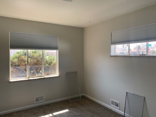 Building Photo - 3 bed 2 bath Ranch w/ finished basement in...