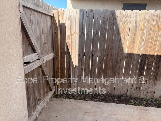 Building Photo - 209 Teak Dr