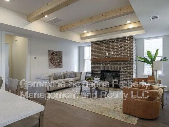 Building Photo - 207 Fairground St