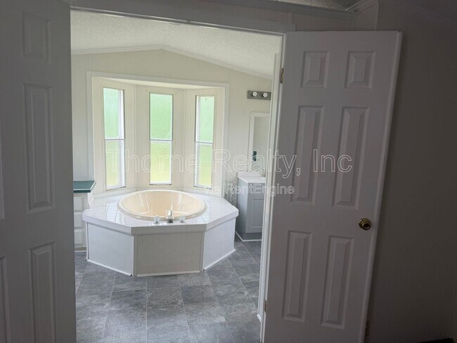 Building Photo - 162 Matts Ln