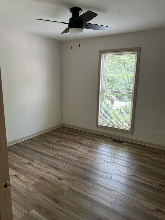 Building Photo - 129 Ivy Ln