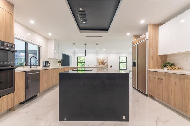 Building Photo - 3850 SW 130th Ave