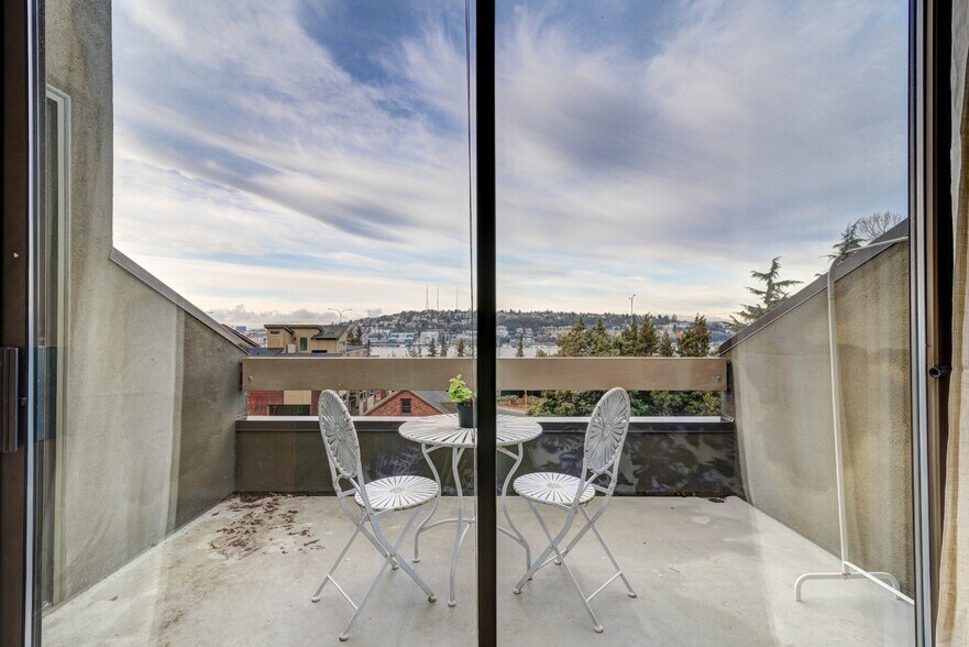 Balcony of the master bedroom overlooking Lake Union. - 1604 Lakeview Blvd E