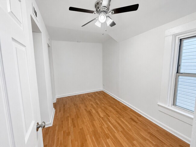 Building Photo - 1830 N Mozart St