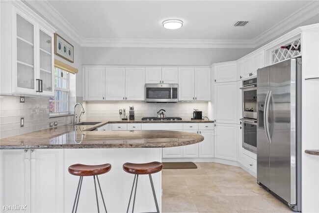 Building Photo - 4 br, 2.5 bath Townhome - 370 NE 7th Ave #...