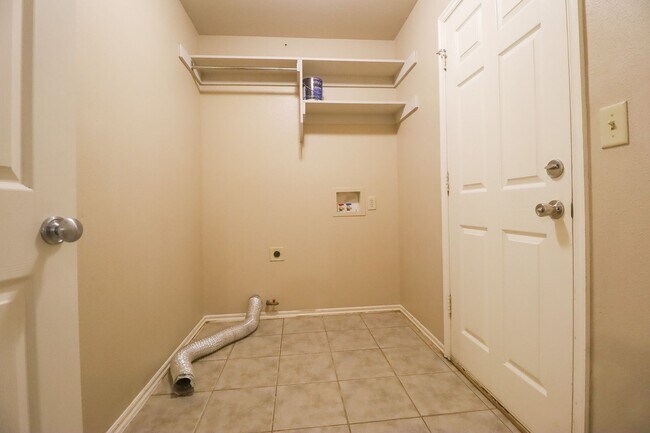 Building Photo - 3 Bed 2 Bath