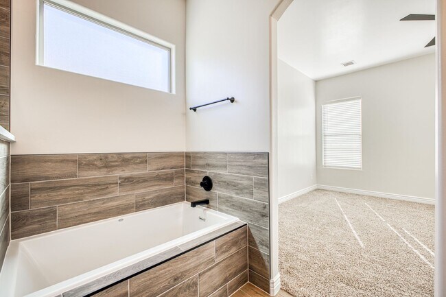 Building Photo - Beautiful East side House 4 bed-2.5 baths, part of The Overlook Casa Club that includes Swimming ...