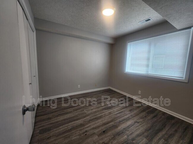 Building Photo - 660 S 20th St