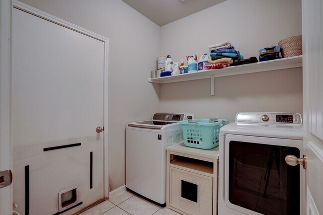 Building Photo - Warm & Spacious 3 Bed, 2 Bath Home with Fenced Backyard