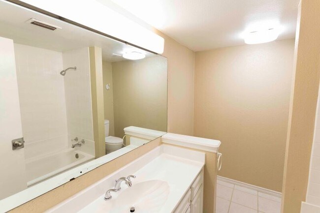 Building Photo - 817 W Rochelle Rd