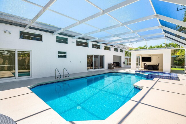 Building Photo - 735 NE 6th St