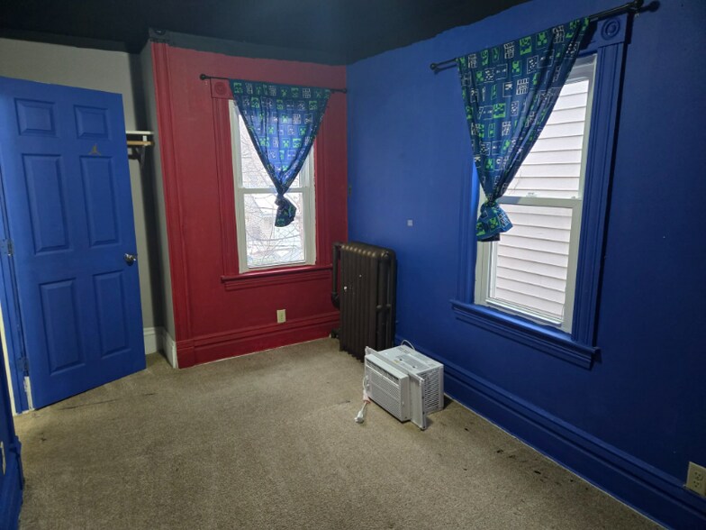 Building Photo - 994 Reaney Ave E