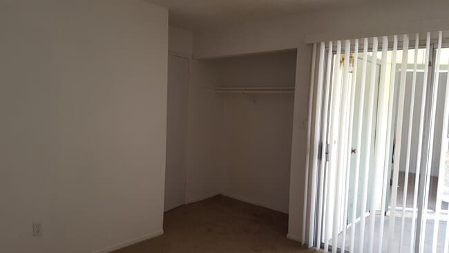 Building Photo - Single story 2 bedroom home.