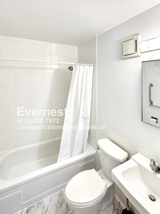 Building Photo - Spacious 2-Bed, 2-Bath Single-Family Home ...