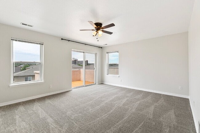 Building Photo - Updated Townhome with Views – Minutes to P...