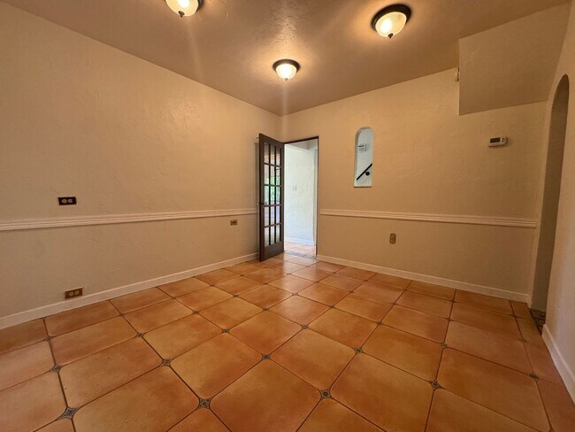 Building Photo - 3 Bed 2 Bath Home in Golfview