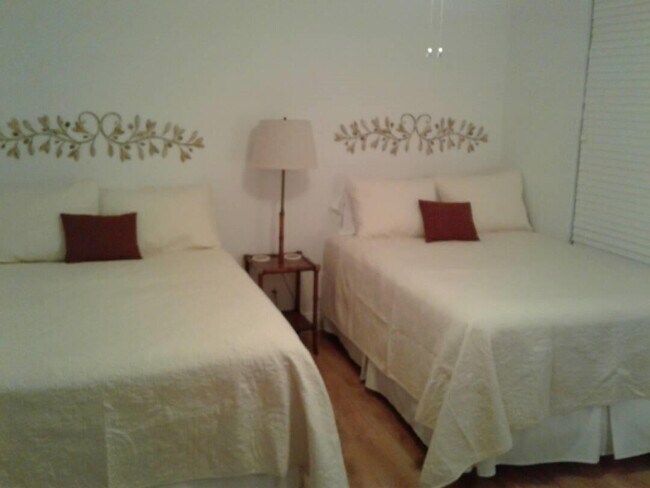 Building Photo - 3051 S Palm Aire Dr