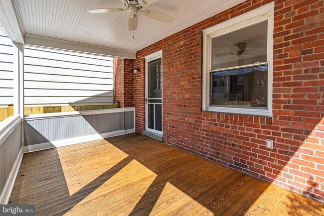 Building Photo - 425 E Luray Ave