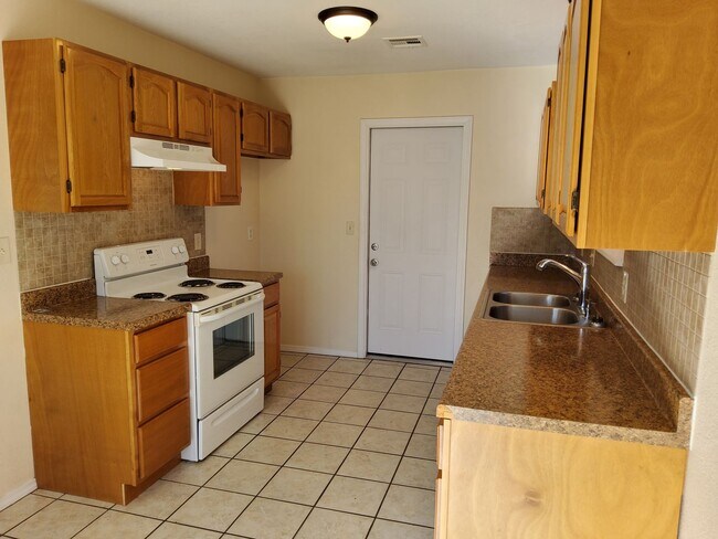 Building Photo - Enjoy living in Mustang!