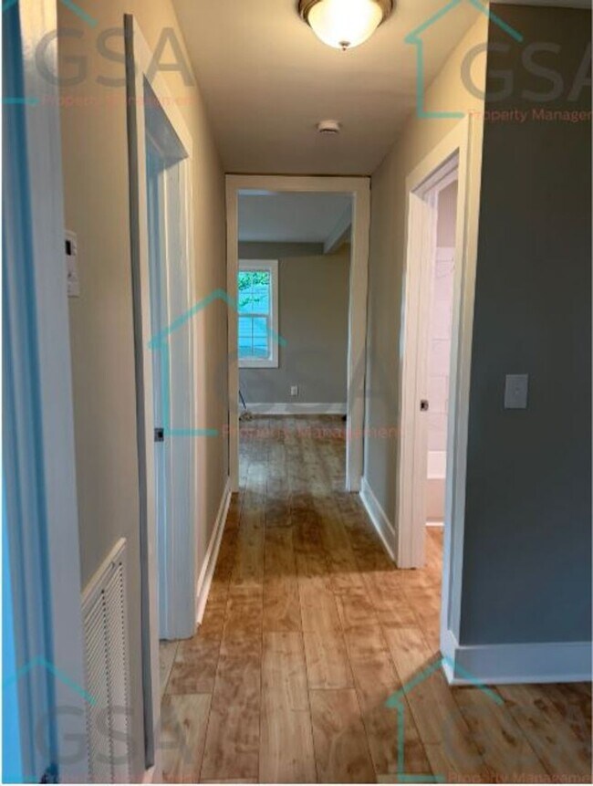 Building Photo - 3 Bedroom 2 Bathroom