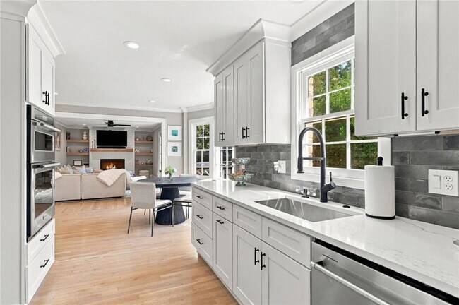Building Photo - 5179 Meadowlake Dr