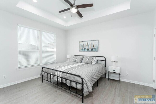 Building Photo - 18 S Bay Hill Dr