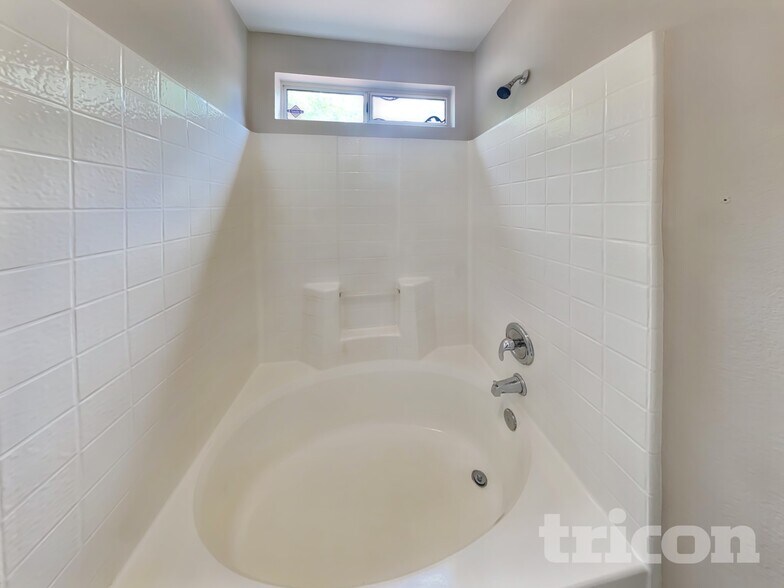 Building Photo - 5521 N 103rd Dr