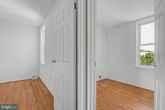 Building Photo - 915 N 6th St