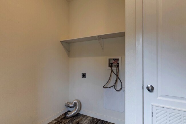 Building Photo - 3 Bed 2 Bath Pet Friendly Home