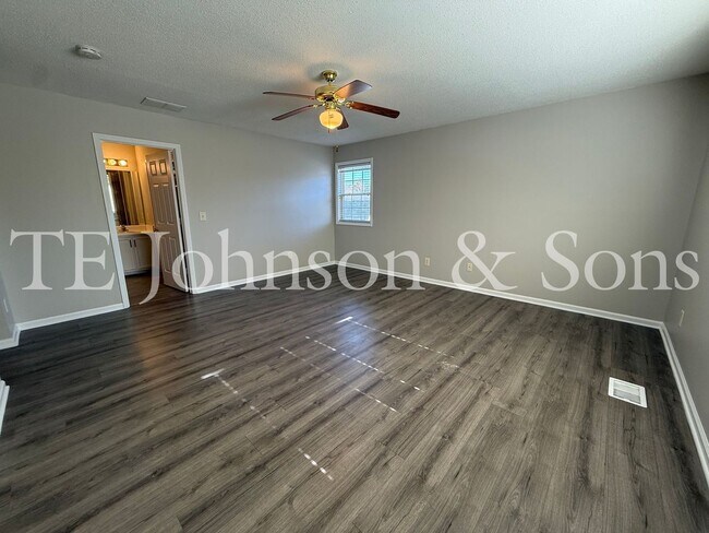 Building Photo - Spacious 4 Bedroom Home with Modern Comfor...