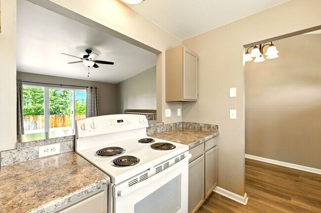 Building Photo - Tri-Level 3 Bedroom 2 Bath Large Backyard ...