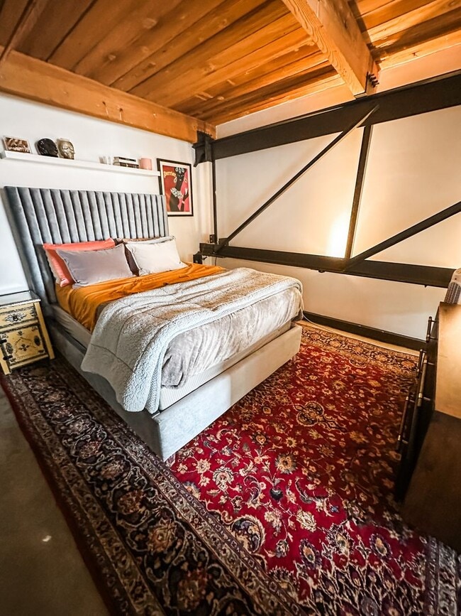 Building Photo - Gorgeous one bedroom one bathroom Denver Loft