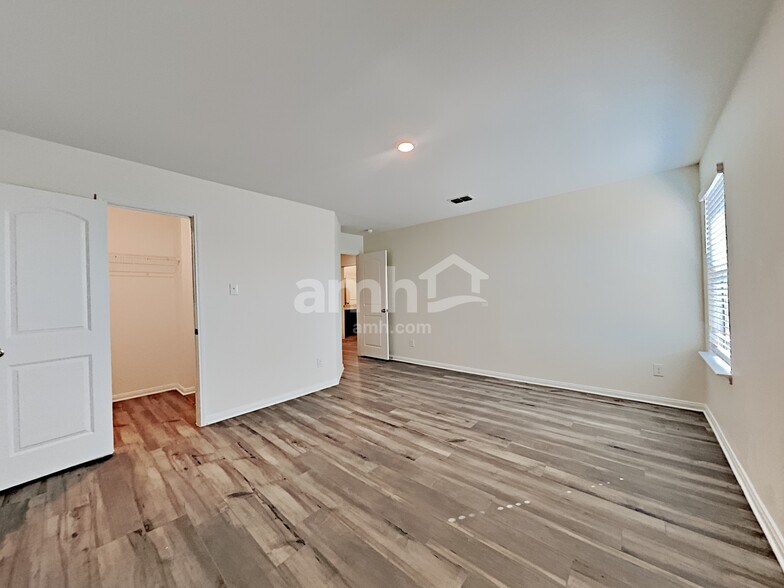 Building Photo - 216 Foster Ln