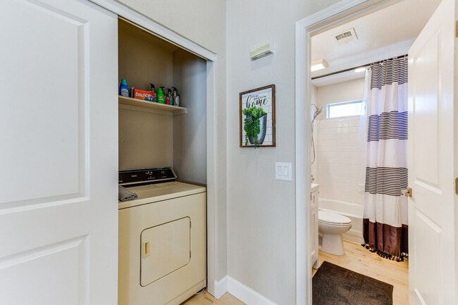 Building Photo - 1120 N Val Vista Dr