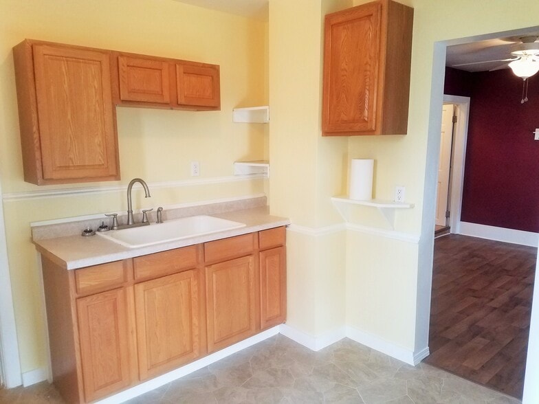 Another view of the kitchen - 2106 Folger Ct