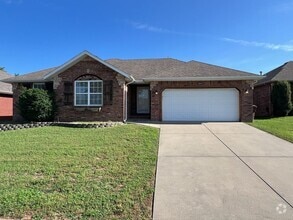 Building Photo - 3 Bedroom Home in Wonderful Neighborhood!