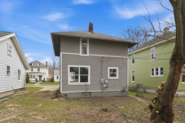 Building Photo - 3-Bedroom w/ New Kitchen Appliances