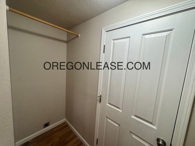 Building Photo - 2 Bed one bath South Hills duplex